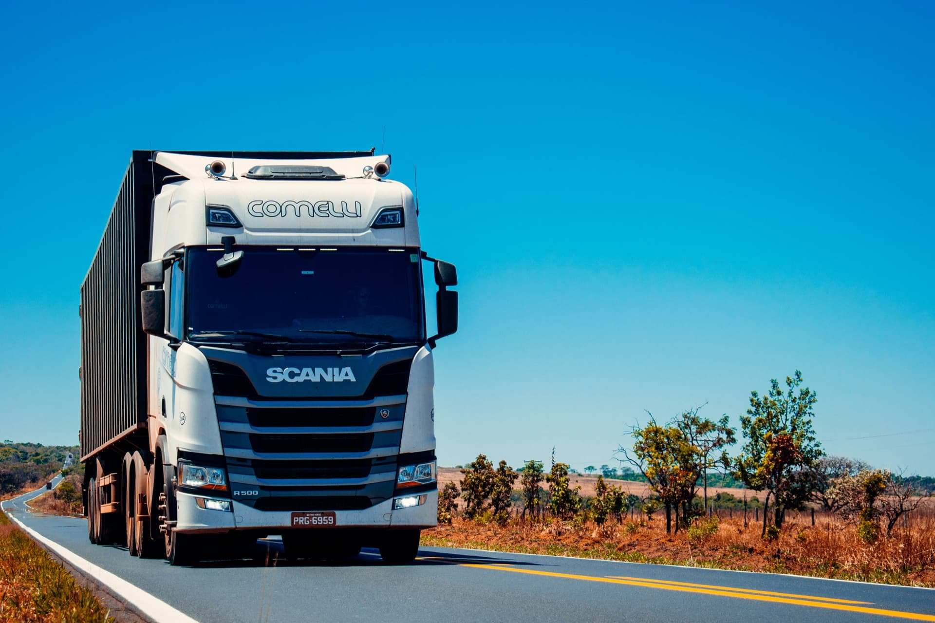 Camion Scania sur route
